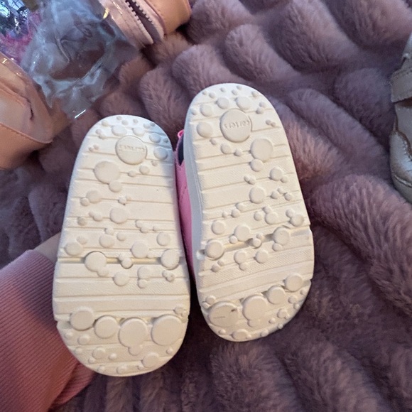 Striderite 3 girl sneaker (carters bonus pair) - Picture 7 of 7